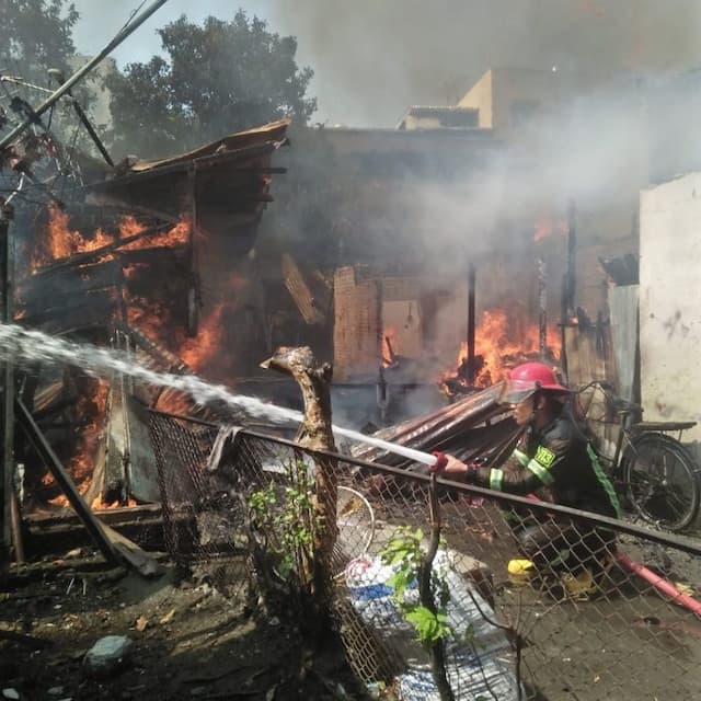 10_rumah_hangus_terbakar_di_medan