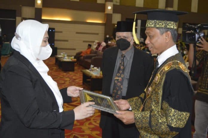 1191_mahasiswa_uisu_jalani_prosesi_wisuda