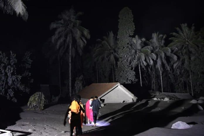 13_orang_tewas_akibat_erupsi_gunung_semeru