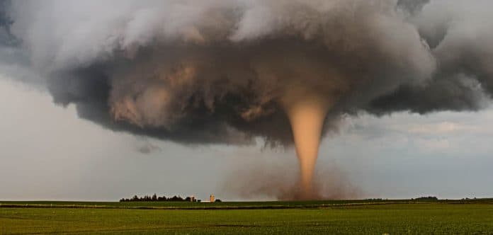 15_orang_tewas_akibat_tornado_di_as