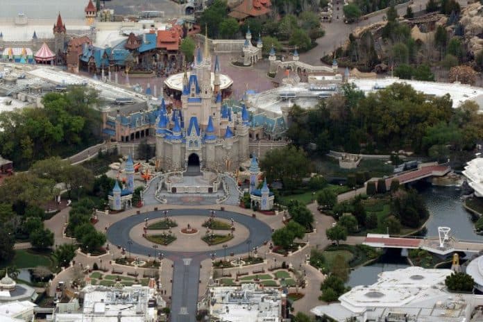 43_ribu_karyawan_disneyland_dirumahkan