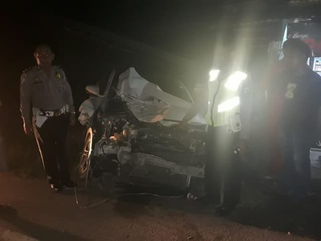 akibat_jalan_rusak_dua_mobil_laga_kambing