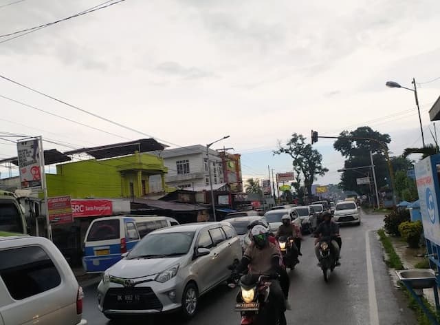 arus_lalu_lintas_di_jalan_parapat_meningkat
