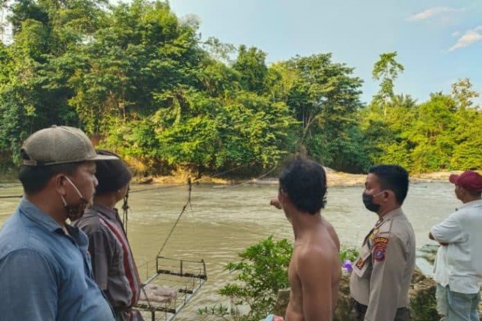 balita_hanyut_di_saluran_irigasi_huta_bayu