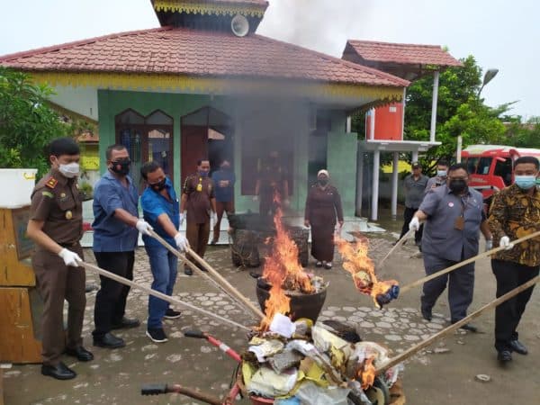 barang_bukti_dimusnahkan_cabjari_langkat