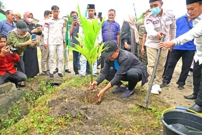 bupati_batu_bara_tanam_bibit_pinang