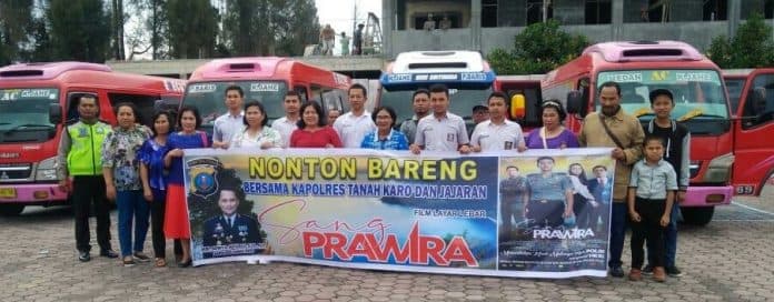 bupati_karo_jual_buah_warganya_asik_nonton