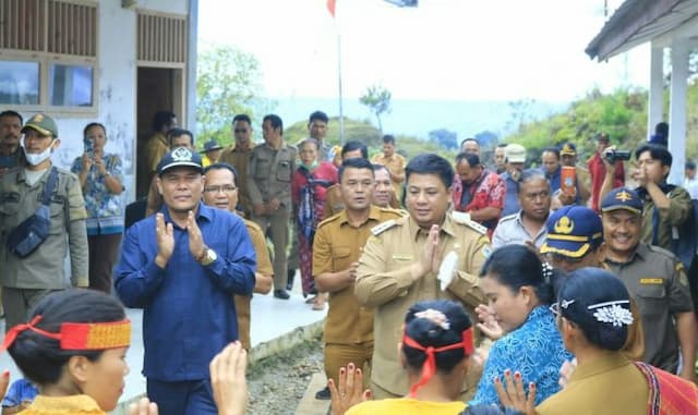 bupati_samosir_lanjutkan_program_bunga_desa