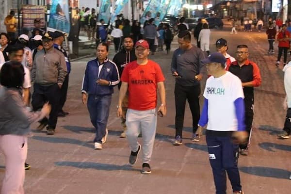 bupati_taput_lepas_jalan_sehat_bersama_bumn