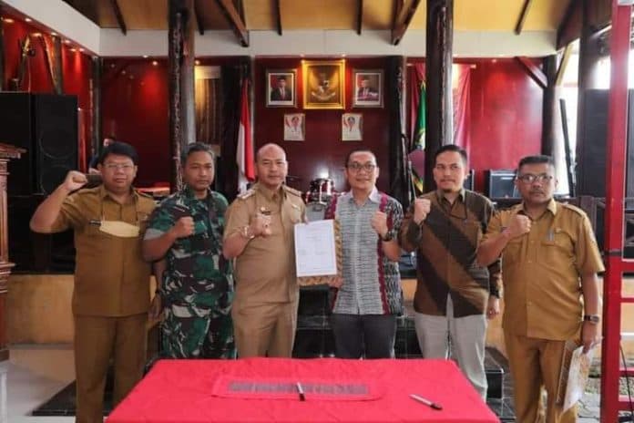 bupati_taput_terima_csr_pt_inalum