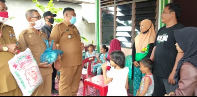 camat_stm_hilir_bantu_korban_kebakaran