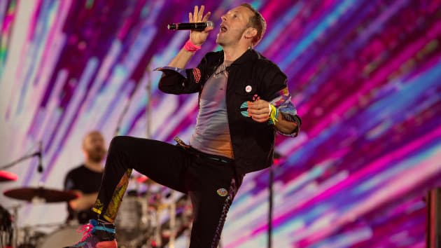 chris_martin_pinjam_100_di_atas_panggung