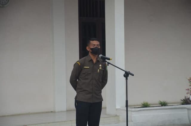 dirut_pud_pasar_medan_cek_kehadiran_staf