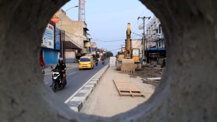 fokus_lensa_mengintip_dari_lobang_u_ditch