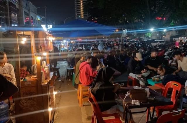 fokus_lensa_menikmati_malam_di_angkringan