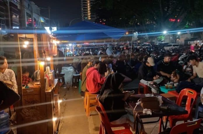 fokus_lensa_menikmati_malam_di_angkringan