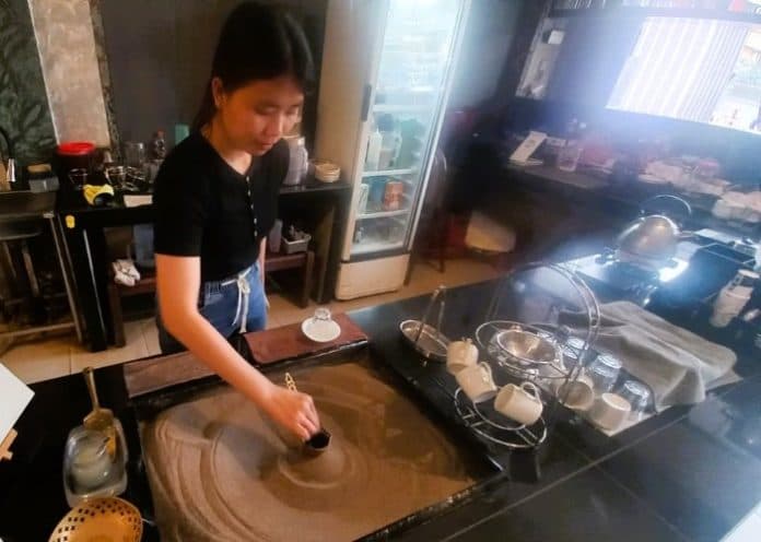 fokus_lensa_menyeruput_panasnya_kopi_pasir