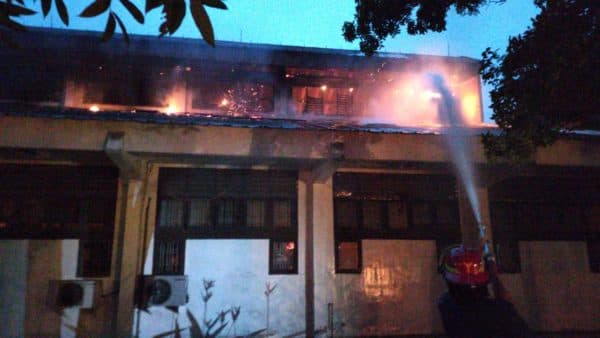 gedung_fakultas_teknik_unimed_terbakar