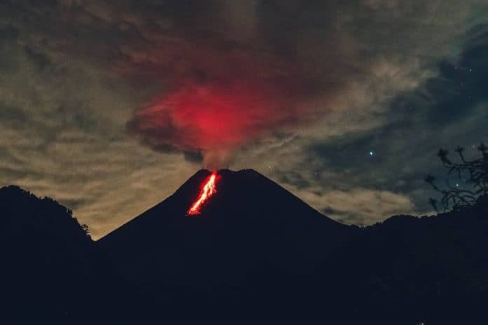 gunung_merapi_semburkan_lava_pijar