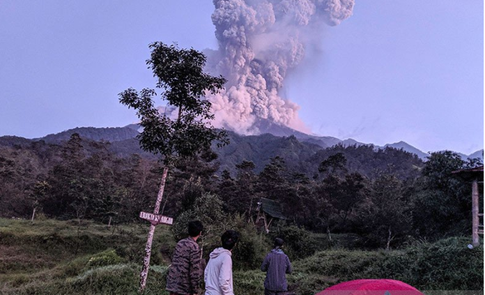 gunung_merapi_semburkan_uap_panas