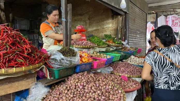 harga_bawang_dan_tomat_masih_turun_di_medan