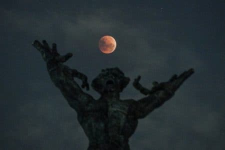 hati_hati_bulan_menjauh_dari_bumi