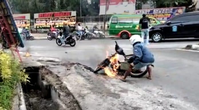 heboh_sepedamotor_terbakar_di_jalan_gereja