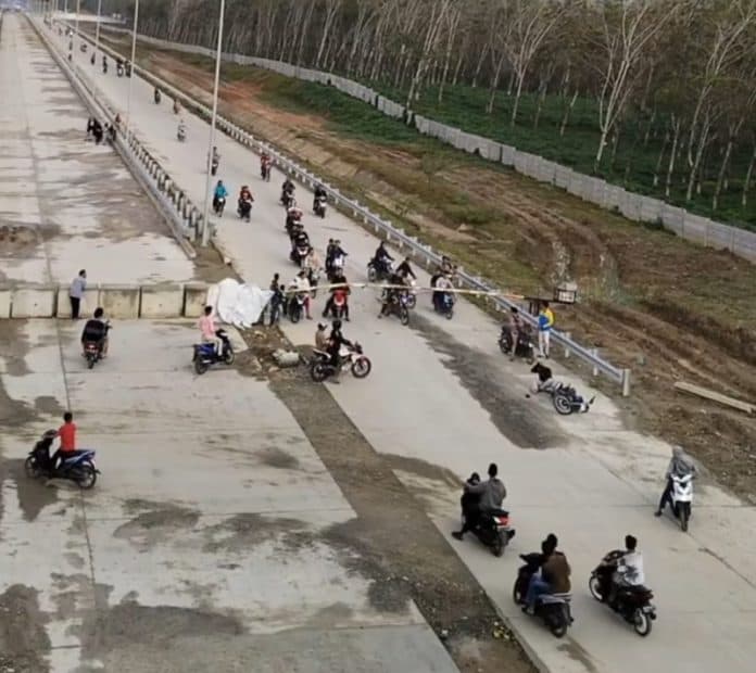 jalan_tol_sinaksak_jadi_lokasi_balap_liar