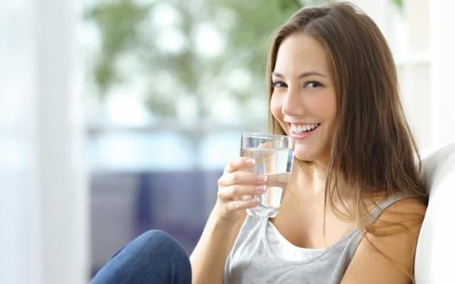 jangan_minum_air_berlebih_saat_cuaca_panas