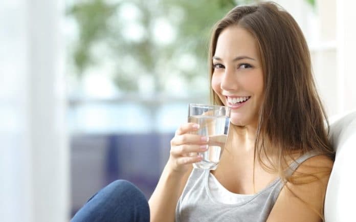 jangan_minum_air_berlebih_saat_cuaca_panas
