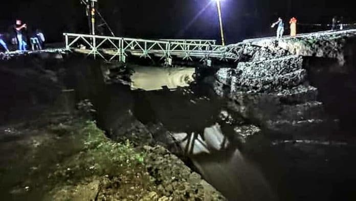 jembatan_bailey_tanah_jawa_kembali_longsor