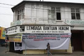 kantor_lbh_medan_dilempar_molotov