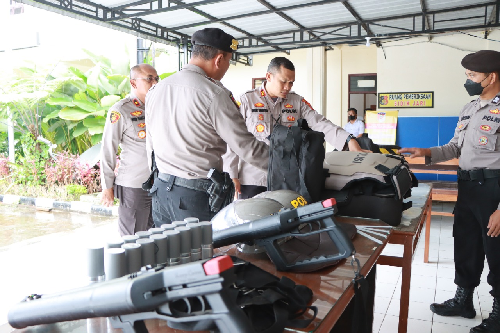 kapolres_tanah_karo_cek_peralatan_dalmas