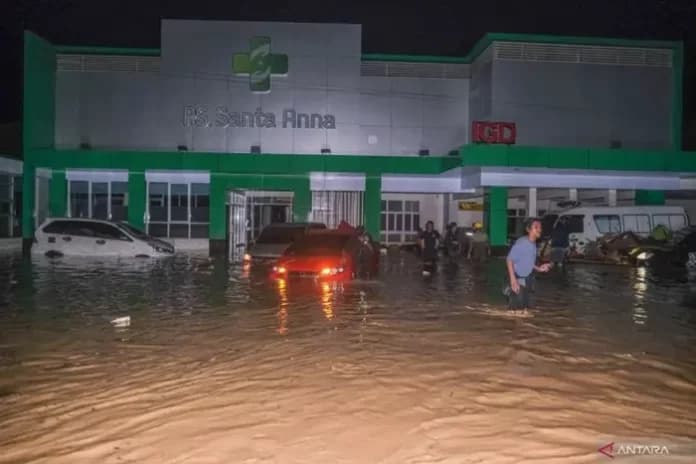kendari_dilanda_banjir_satu_rumah_hanyut