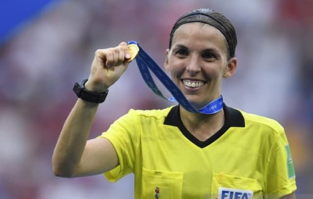 keren_ada_wasit_wanita_di_liga_champions
