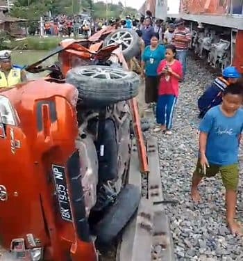 kereta_api_seruduk_mobil_di_tebing_tinggi