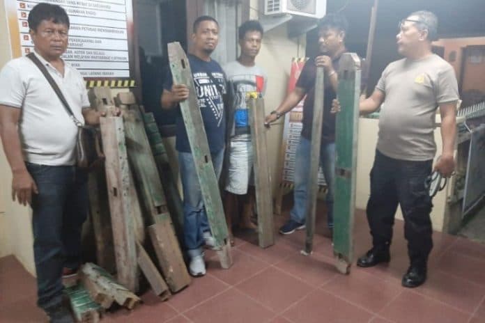 kusen_kayu_diembat_si_dogol_masuk_bui