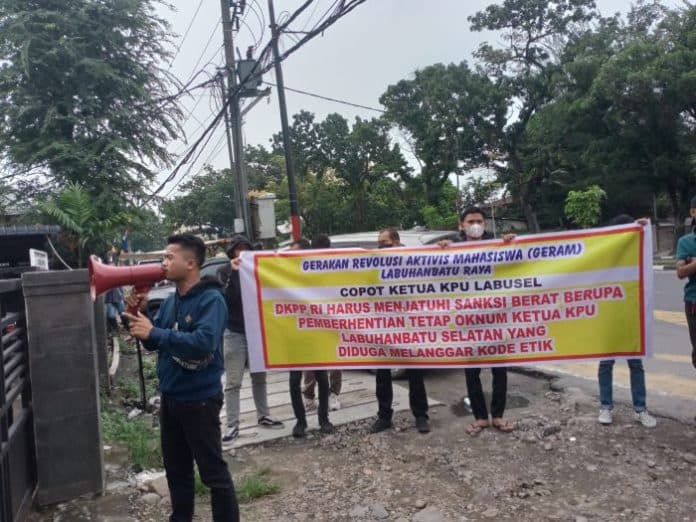 mahasiswa_tuntut_ketua_kpu_labusel_dicopot