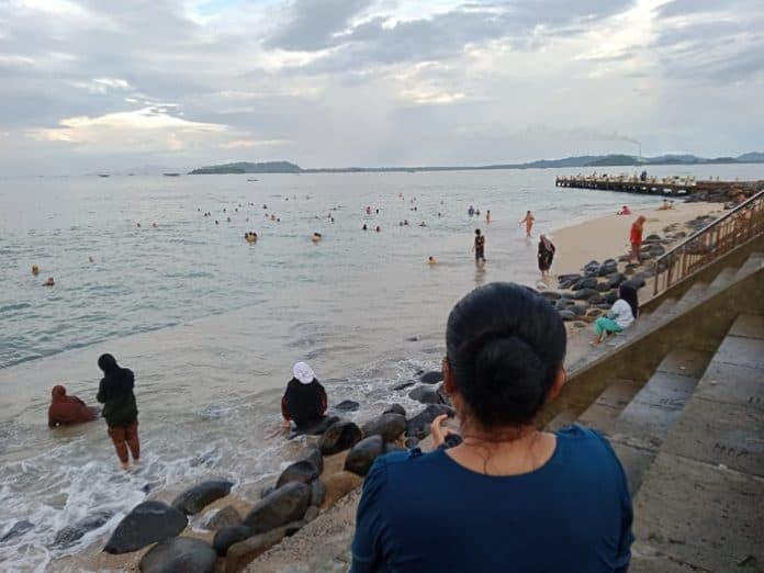menikmati_mandi_pagi_di_laut_sibolga