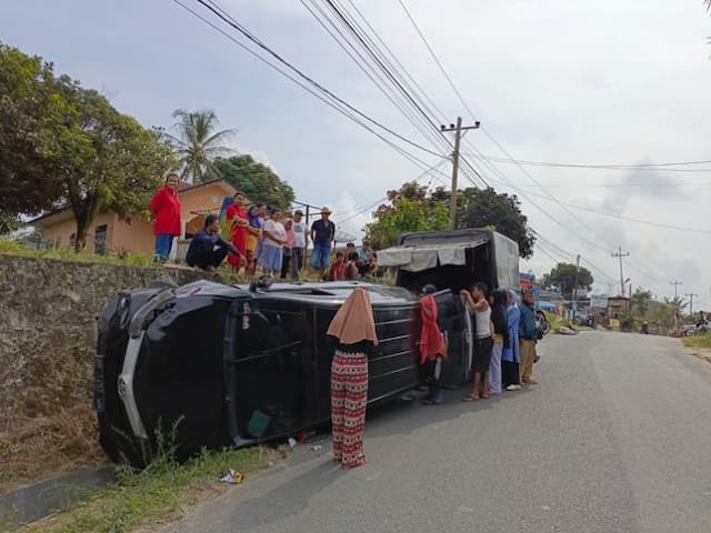 mobil_avanza_terbalik_di_bahliran_sidamanik