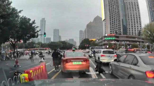 mobil_tabrak_5_orang_pejalan_kaki_di_china