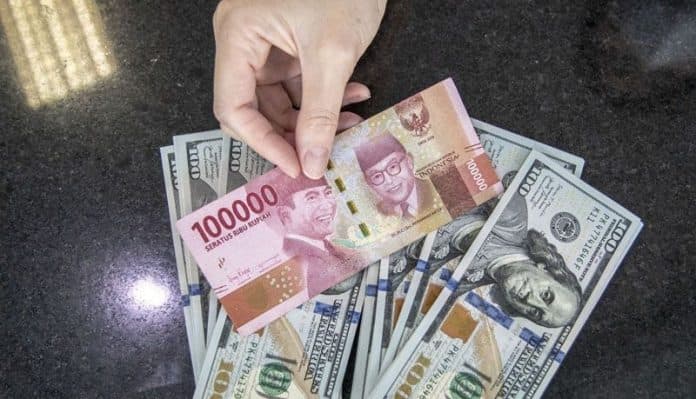 nilai_tukar_rupiah_ke_dolar_as_kembali_loyo
