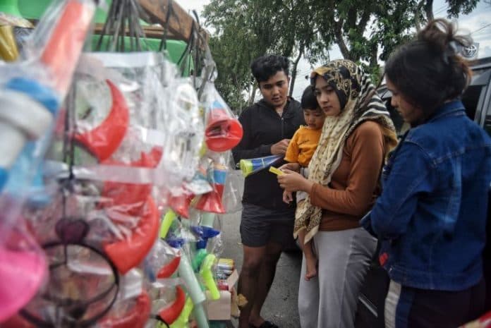 omzet_penjual_terompet_di_medan_menurun