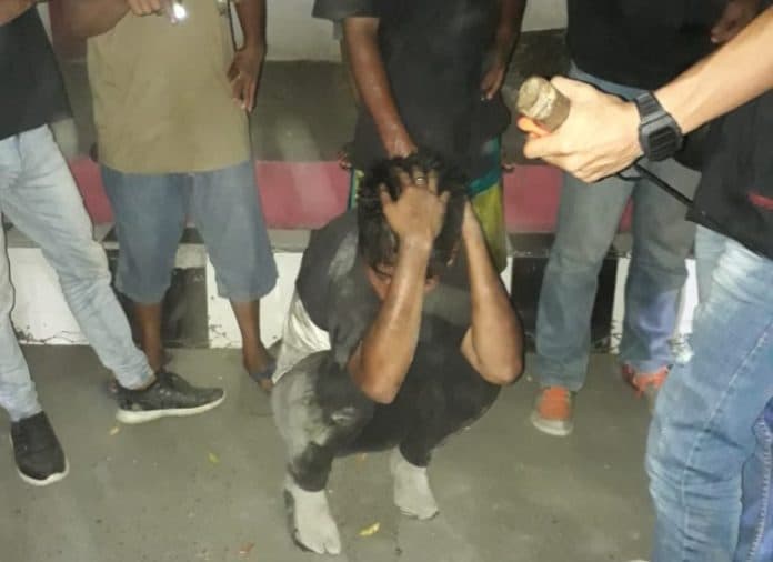 pamer_golok_seorang_begal_dimassakan_warga