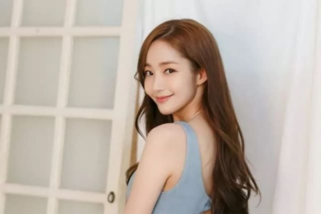 park_min_young_pacari_pengusaha_tajir