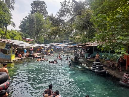pemandian_alam_di_tengah_pemukiman_warga