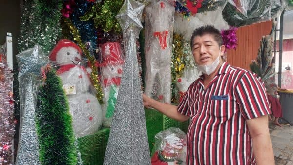 pernak_pernik_natal_mulai_diburu_di_medan