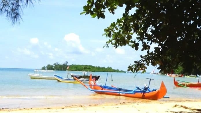 pesona_pantai_burung_mandi_di_belitung