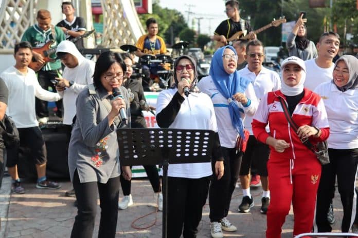 plt_bupati_labuhanbatu_sumbang_lagu_di_cfd