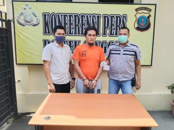 pria_ini_kepergok_polisi_buang_sabu